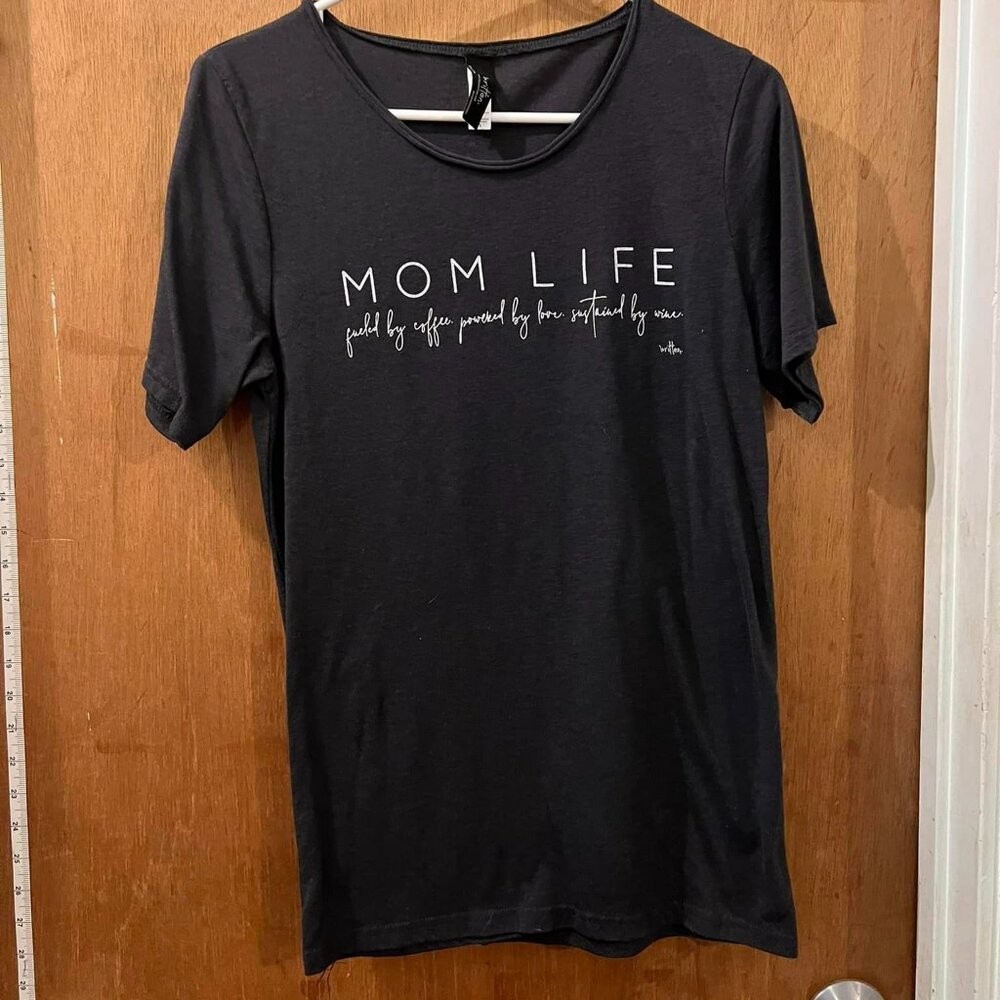 ❤️‍🔥❤️‍🔥🐻Size S - Written - Dark Gray "Mom Life" Tee